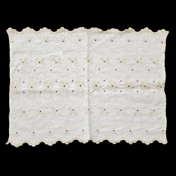 Vintage Embroidered Eyelet Doily Floral Flower Beige White Scalloped 19" × 14"